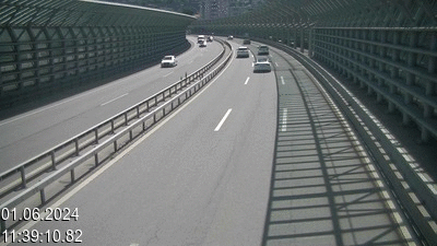 <h2>Webcam sur l'A2 en Suisse, à 1 kilomètre de la frontière avec l'Italie. Vue orientée vers Come</h2>