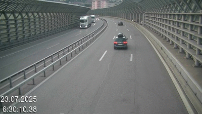 Webcam sur l'A2 en Suisse, à 1 kilomètre de la frontière avec l'Italie. Vue orientée vers Come