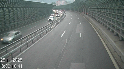 Webcam sur l'A2 en Suisse, à 1 kilomètre de la frontière avec l'Italie. Vue orientée vers Come