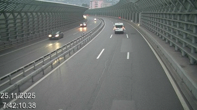 <h2>Webcam sur l'A2 en Suisse, à 1 kilomètre de la frontière avec l'Italie. Vue orientée vers Come</h2>