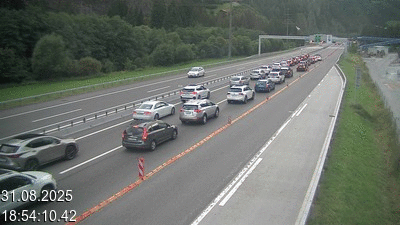 Webcam à 500 mètres de la station service San Gottardo Sud (Stalvedro) avant le tunnel du Gothard à Airolo sur l'autoroute A2 en Suisse en direction de Bâle
