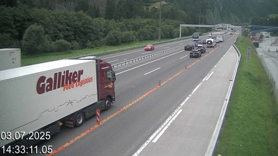 Webcam à 500 mètres de la station service San Gottardo Sud (Stalvedro) avant le tunnel du Gothard à Airolo sur l'autoroute A2 en Suisse en direction de Bâle