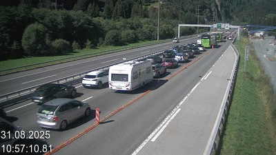 Webcam à 500 mètres de la station service San Gottardo Sud (Stalvedro) avant le tunnel du Gothard à Airolo sur l'autoroute A2 en Suisse en direction de Bâle