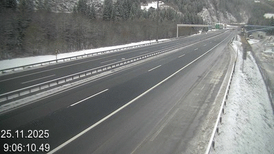 Webcam à 500 mètres de la station service San Gottardo Sud (Stalvedro) avant le tunnel du Gothard à Airolo sur l'autoroute A2 en Suisse en direction de Bâle