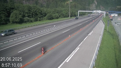 Webcam à 500 mètres de la station service San Gottardo Sud (Stalvedro) avant le tunnel du Gothard à Airolo sur l'autoroute A2 en Suisse en direction de Bâle