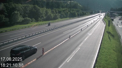 Webcam à 500 mètres de la station service San Gottardo Sud (Stalvedro) avant le tunnel du Gothard à Airolo sur l'autoroute A2 en Suisse en direction de Bâle