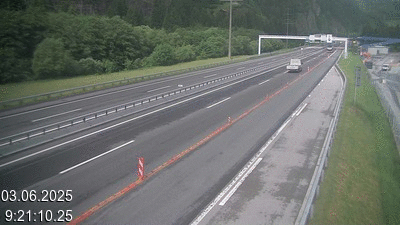 Webcam à 500 mètres de la station service San Gottardo Sud (Stalvedro) avant le tunnel du Gothard à Airolo sur l'autoroute A2 en Suisse en direction de Bâle