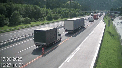 Webcam à 500 mètres de la station service San Gottardo Sud (Stalvedro) avant le tunnel du Gothard à Airolo sur l'autoroute A2 en Suisse en direction de Bâle
