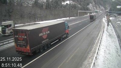 Webcam à 500 mètres de la station service San Gottardo Sud (Stalvedro) avant le tunnel du Gothard à Airolo sur l'autoroute A2 en Suisse en direction de Bâle