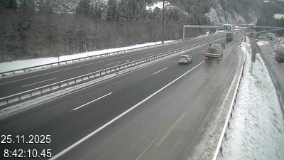 Webcam à 500 mètres de la station service San Gottardo Sud (Stalvedro) avant le tunnel du Gothard à Airolo sur l'autoroute A2 en Suisse en direction de Bâle