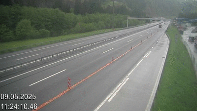 Webcam à 500 mètres de la station service San Gottardo Sud (Stalvedro) avant le tunnel du Gothard à Airolo sur l'autoroute A2 en Suisse en direction de Bâle