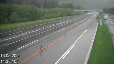 Webcam à 500 mètres de la station service San Gottardo Sud (Stalvedro) avant le tunnel du Gothard à Airolo sur l'autoroute A2 en Suisse en direction de Bâle