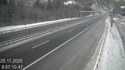 <h2>Webcam à 500 mètres de la station service San Gottardo Sud (Stalvedro) avant le tunnel du Gothard à Airolo sur l'autoroute A2 en Suisse en direction de Bâle</h2>