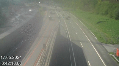 Webcam après le tunnel du Gothard à Airolo sur l'autoroute A2 en Suisse en direction de l'Italie