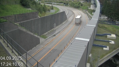 Webcam avant le tunnel du Gothard à Airolo sur l'autoroute A2 en Suisse. Vue orientée vers le nord