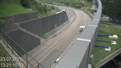Webcam avant le tunnel du Gothard à Airolo sur l'autoroute A2 en Suisse. Vue orientée vers le nord