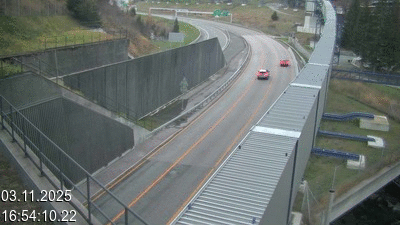 Webcam avant le tunnel du Gothard à Airolo sur l'autoroute A2 en Suisse. Vue orientée vers le nord