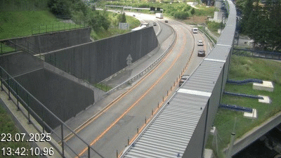 Webcam avant le tunnel du Gothard à Airolo sur l'autoroute A2 en Suisse. Vue orientée vers le nord