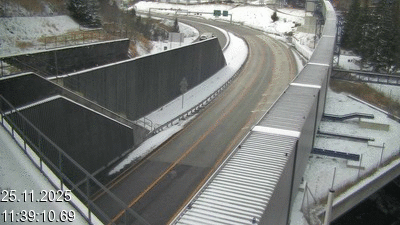 Webcam avant le tunnel du Gothard à Airolo sur l'autoroute A2 en Suisse. Vue orientée vers le nord