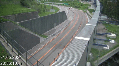 Webcam avant le tunnel du Gothard à Airolo sur l'autoroute A2 en Suisse. Vue orientée vers le nord