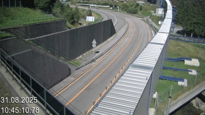 Webcam avant le tunnel du Gothard à Airolo sur l'autoroute A2 en Suisse. Vue orientée vers le nord