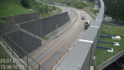 Webcam avant le tunnel du Gothard à Airolo sur l'autoroute A2 en Suisse. Vue orientée vers le nord