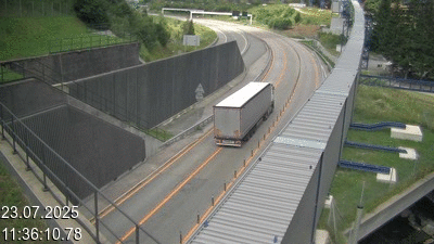 Webcam avant le tunnel du Gothard à Airolo sur l'autoroute A2 en Suisse. Vue orientée vers le nord