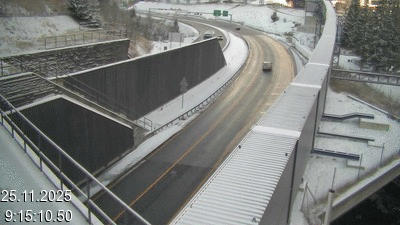 Webcam avant le tunnel du Gothard à Airolo sur l'autoroute A2 en Suisse. Vue orientée vers le nord
