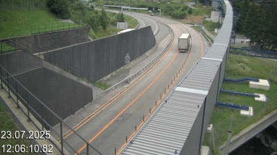 Webcam avant le tunnel du Gothard à Airolo sur l'autoroute A2 en Suisse. Vue orientée vers le nord