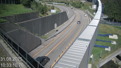 Webcam avant le tunnel du Gothard à Airolo sur l'autoroute A2 en Suisse. Vue orientée vers le nord