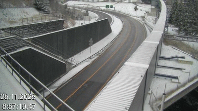 Webcam avant le tunnel du Gothard à Airolo sur l'autoroute A2 en Suisse. Vue orientée vers le nord