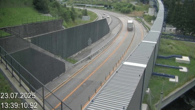 Webcam avant le tunnel du Gothard à Airolo sur l'autoroute A2 en Suisse. Vue orientée vers le nord