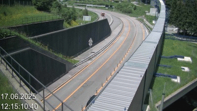 Webcam avant le tunnel du Gothard à Airolo sur l'autoroute A2 en Suisse. Vue orientée vers le nord