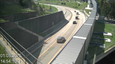 Webcam avant le tunnel du Gothard à Airolo sur l'autoroute A2 en Suisse. Vue orientée vers le nord