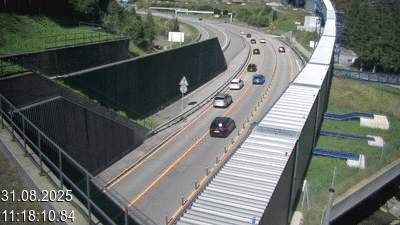 Webcam avant le tunnel du Gothard à Airolo sur l'autoroute A2 en Suisse. Vue orientée vers le nord