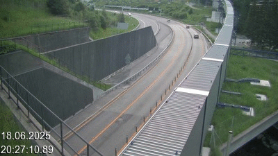 <h2>Webcam avant le tunnel du Gothard à Airolo sur l'autoroute A2 en Suisse. Vue orientée vers le nord</h2>
