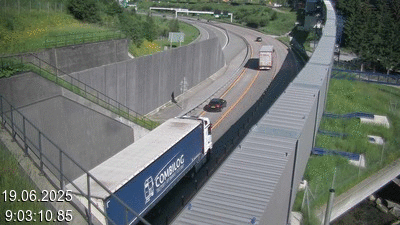 Webcam avant le tunnel du Gothard à Airolo sur l'autoroute A2 en Suisse. Vue orientée vers le nord