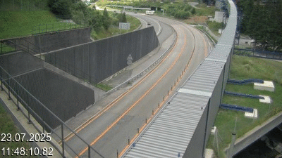Webcam avant le tunnel du Gothard à Airolo sur l'autoroute A2 en Suisse. Vue orientée vers le nord