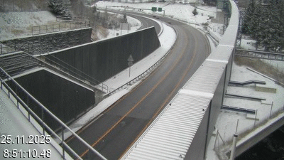 Webcam avant le tunnel du Gothard à Airolo sur l'autoroute A2 en Suisse. Vue orientée vers le nord