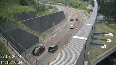 Webcam avant le tunnel du Gothard à Airolo sur l'autoroute A2 en Suisse. Vue orientée vers le nord